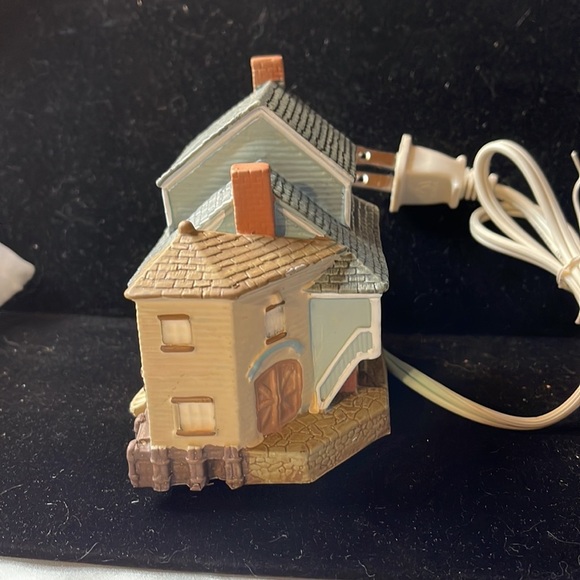 Avon (1989) Vintage “Early American Light Up Village Collection- Town Square” - Picture 2 of 9